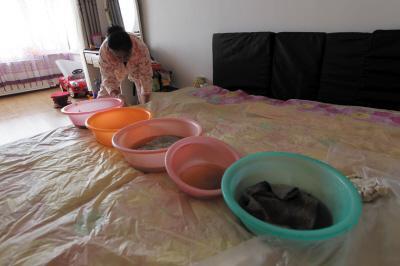 闵行楼上漏水，住户失联，小区没物管，业主维权难！律师来支招……